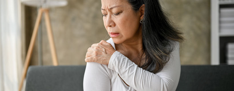 patient needing shoulder tendinopathy treatment in Monroeville